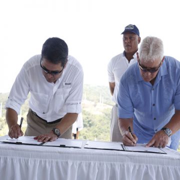 Juan Hernández pacta reducción de tarifa eléctrica en Roatán, Honduras
