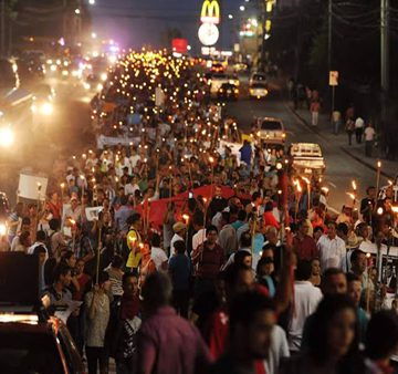 Hondureños encienden velas a muertos por quiebra del Seguro Social