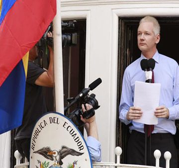 El castigo de Assange, estar condenado sin haber sido acusado