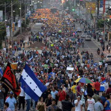 Policia arroja en la madrugada polvo y gas lacrimogeno a hondureños en huelga de hambre