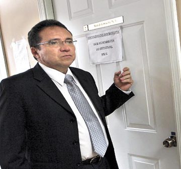 Libran orden de captura contra exfuncionario del gobierno de Zelaya Libran orden de captura contra exfuncionario del gobierno de Zelaya