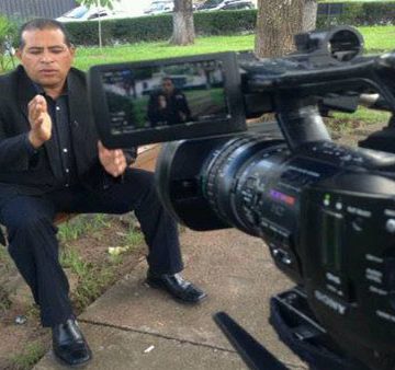 «Dejá de joder»: así responde agente policial hondureño a periodista César Silva