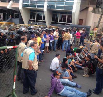 Persiste restricción de derecho a protesta de 29 huelguistas