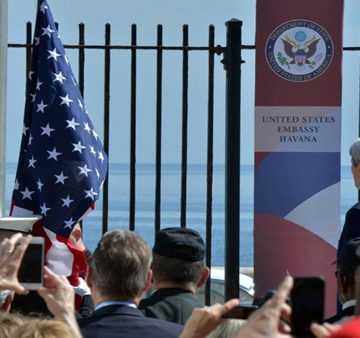 Bandera estadounidense vuelve a ondear en Embajada de EEUU en La Habana