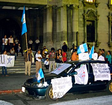 Guatemaltecos marchan para exigir renuncia de Otto Pérez Molina Guatemaltecos marchan para exigir renuncia de Otto Pérez Molina
