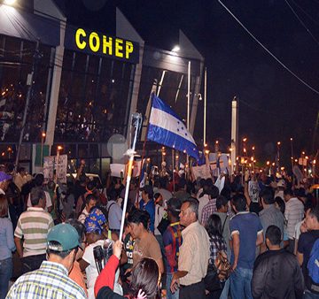 Empresarios reciben a hondureños indignados