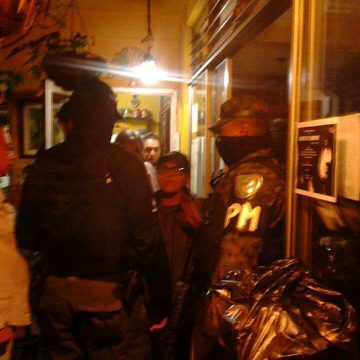 TERROR EN PARADISO: POLICÍA MILITAR “BUSCA” ARMAS Y DROGAS EN RECITAL DE POESÍA