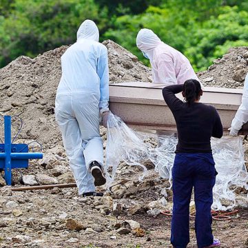 HONDURAS/ EL ATAÚD VACÍO, LA CORONA DE JUAN Y CLAVOS EN NUEVA YORK HONDURAS/ EL ATAÚD VACÍO, LA CORONA DE JUAN Y CLAVOS EN NUEVA YORK