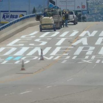 HONDURAS / ALCALDE ASFURA LAVANDO PROTESTA SOCIAL «DÓNDE ESTÁ EL DINERO» HONDURAS / ALCALDE ASFURA LAVANDO PROTESTA SOCIAL «DÓNDE ESTÁ EL DINERO»