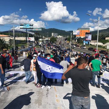 HONDURAS / PROTESTA MASIVA REPINTA PUENTE “¿DÓNDE ESTÁ EL DINERO?”