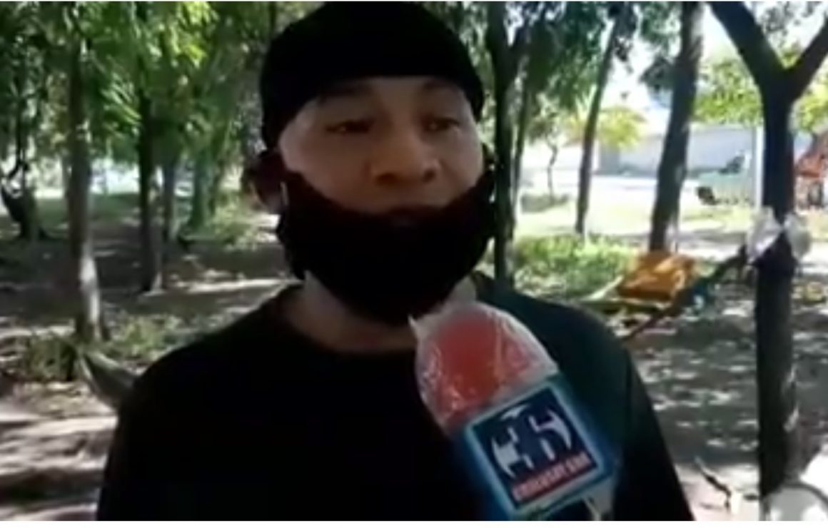 MISERIA HOSPEDA HONDUREÑO Y SU NIÑO EN VIEJO SOFÁ EN BULEVAR SAMPEDRANO