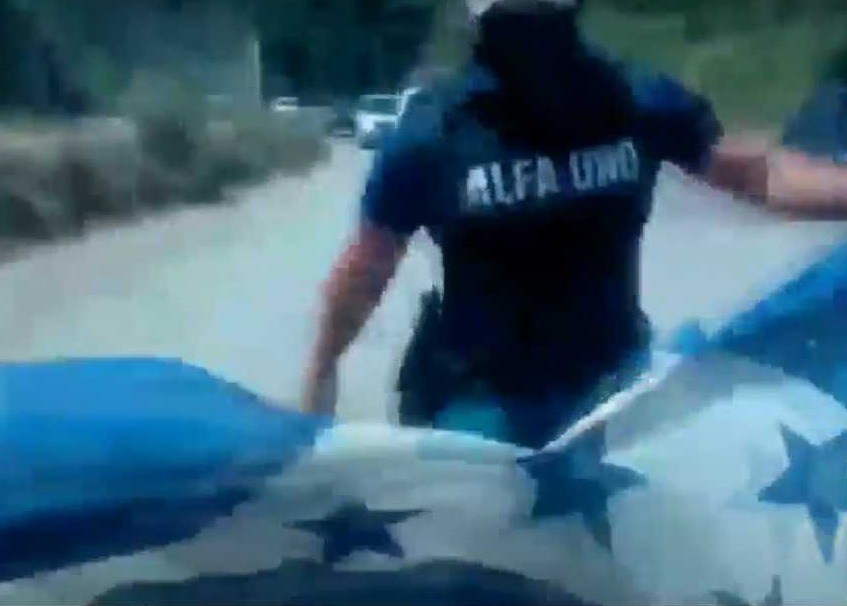 HONDURAS / EN EL DÍA DE LA BANDERA, GUARDIA DE MINERA “GRINGA” LA ROMPE A CUCHILLAZOS HONDURAS / EN EL DÍA DE LA BANDERA, GUARDIA DE MINERA “GRINGA” LA ROMPE A CUCHILLAZOS