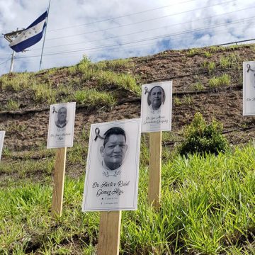 HONDURAS / LUTO Y ENOJO EN TRIBUTO DEL COLEGIO MÉDICO A CAÍDOS EN BATALLA DESIGUAL