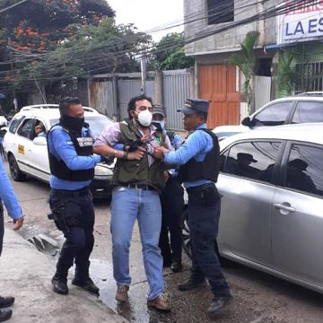 ¡ALERTA! / POLICÍA DETIENE Y VIOLENTA A PERIODISTAS HONDUREÑOS ¡ALERTA! / POLICÍA DETIENE Y VIOLENTA A PERIODISTAS HONDUREÑOS