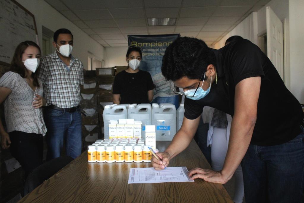HONDURAS / EL LIBERTADOR DA MANO SOLIDARIA A HÉROES DE BLANCO HONDURAS / EL LIBERTADOR DA MANO SOLIDARIA A HÉROES DE BLANCO