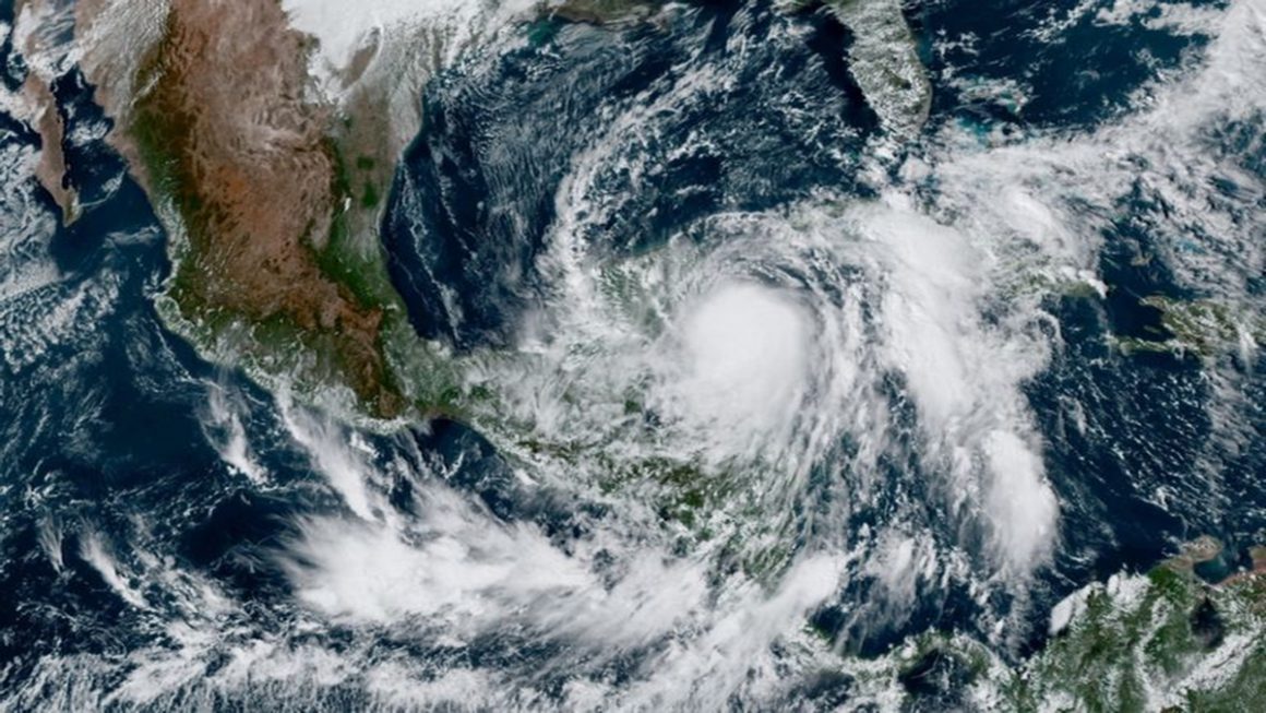 ¡URGENTE! HURACÁN ETA YA LLEGÓ A HONDURAS; GOBIERNO INSISTE CON FERIADO