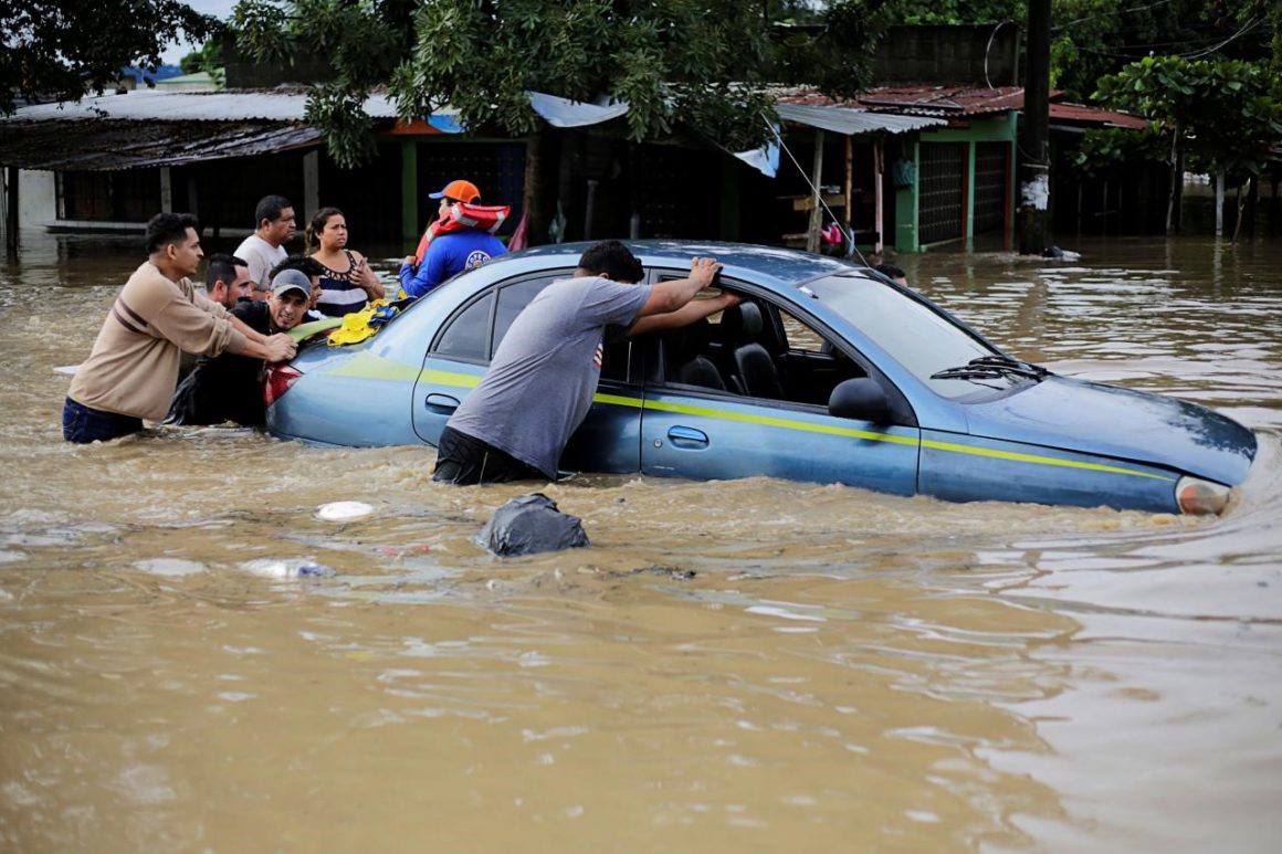 HONDURAS / “IOTA” PASARÁ COMO TORMENTA TROPICAL, PELIGRO PERSISTE