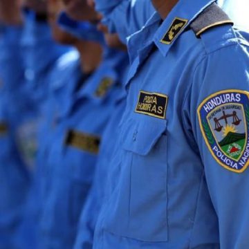 HONDURAS / OFICIAL DE POLICÍA DETENIDO CON PAQUETES DE DROGA