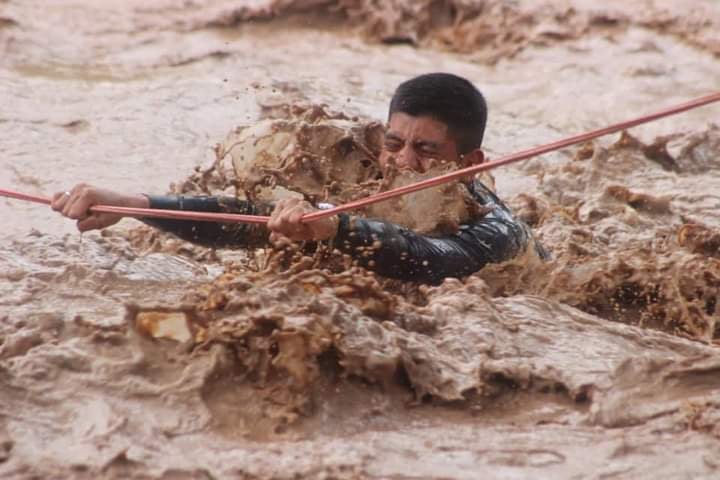 HONDURAS / HÉROE POLICIAL RESCATA 14 PERSONAS DE LA MUERTE HONDURAS / HÉROE POLICIAL RESCATA 14 PERSONAS DE LA MUERTE