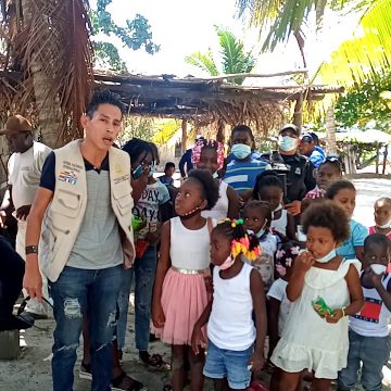 HONDURAS / DE ALBERGUE CORREN A EMPLEADO DE JOH POR HUMILLANTE “DONACIÓN” HONDURAS / DE ALBERGUE CORREN A EMPLEADO DE JOH POR HUMILLANTE “DONACIÓN”