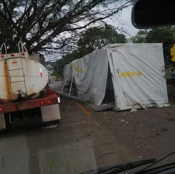 ¡COMEDIA HONDURAS! HOSPITAL MÓVIL QUEDÓ GUINDADO EN ÁRBOL Y LO EMBISTIÓ CARRO ¡COMEDIA HONDURAS! HOSPITAL MÓVIL QUEDÓ GUINDADO EN ÁRBOL Y LO EMBISTIÓ CARRO