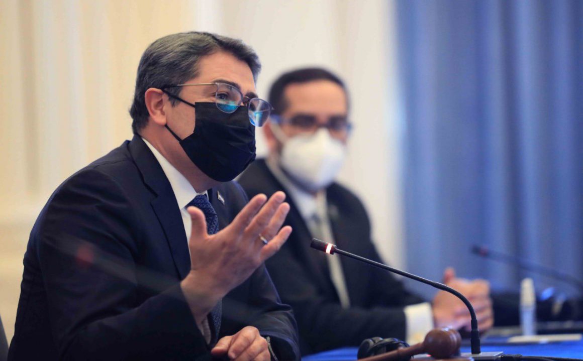 HONDURAS / GOBIERNO PIDE 3,200 MILLONES DE DÓLARES MIENTRAS CORRE DAMNIFICADOS