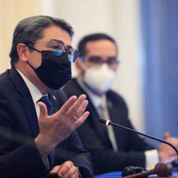 HONDURAS / GOBIERNO PIDE 3,200 MILLONES DE DÓLARES MIENTRAS CORRE DAMNIFICADOS HONDURAS / GOBIERNO PIDE 3,200 MILLONES DE DÓLARES MIENTRAS CORRE DAMNIFICADOS