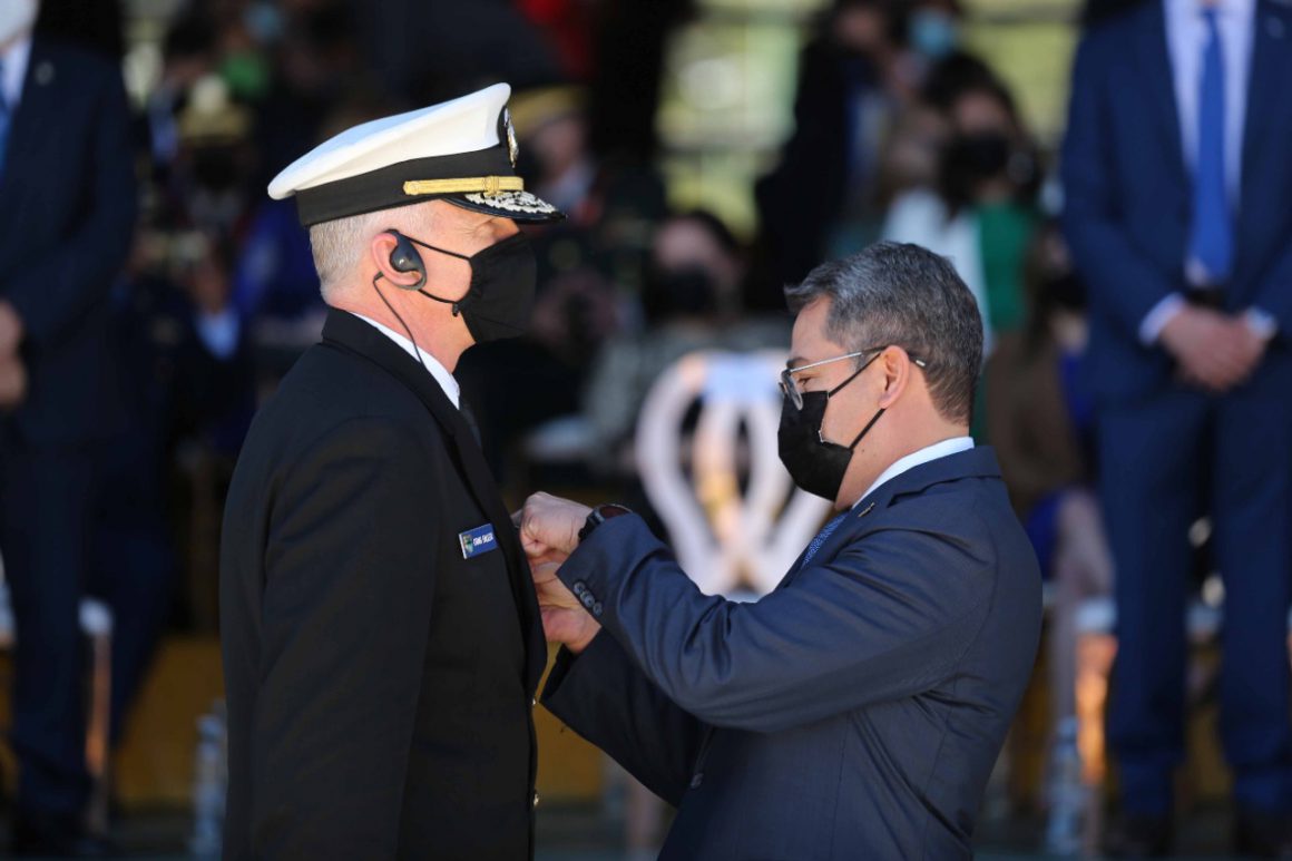 HONDURAS / LABERINTO DEL MINOTAURO, PREMIOS MILITARES Y OPOSICIÓN EN PAZ HONDURAS / LABERINTO DEL MINOTAURO, PREMIOS MILITARES Y OPOSICIÓN EN PAZ