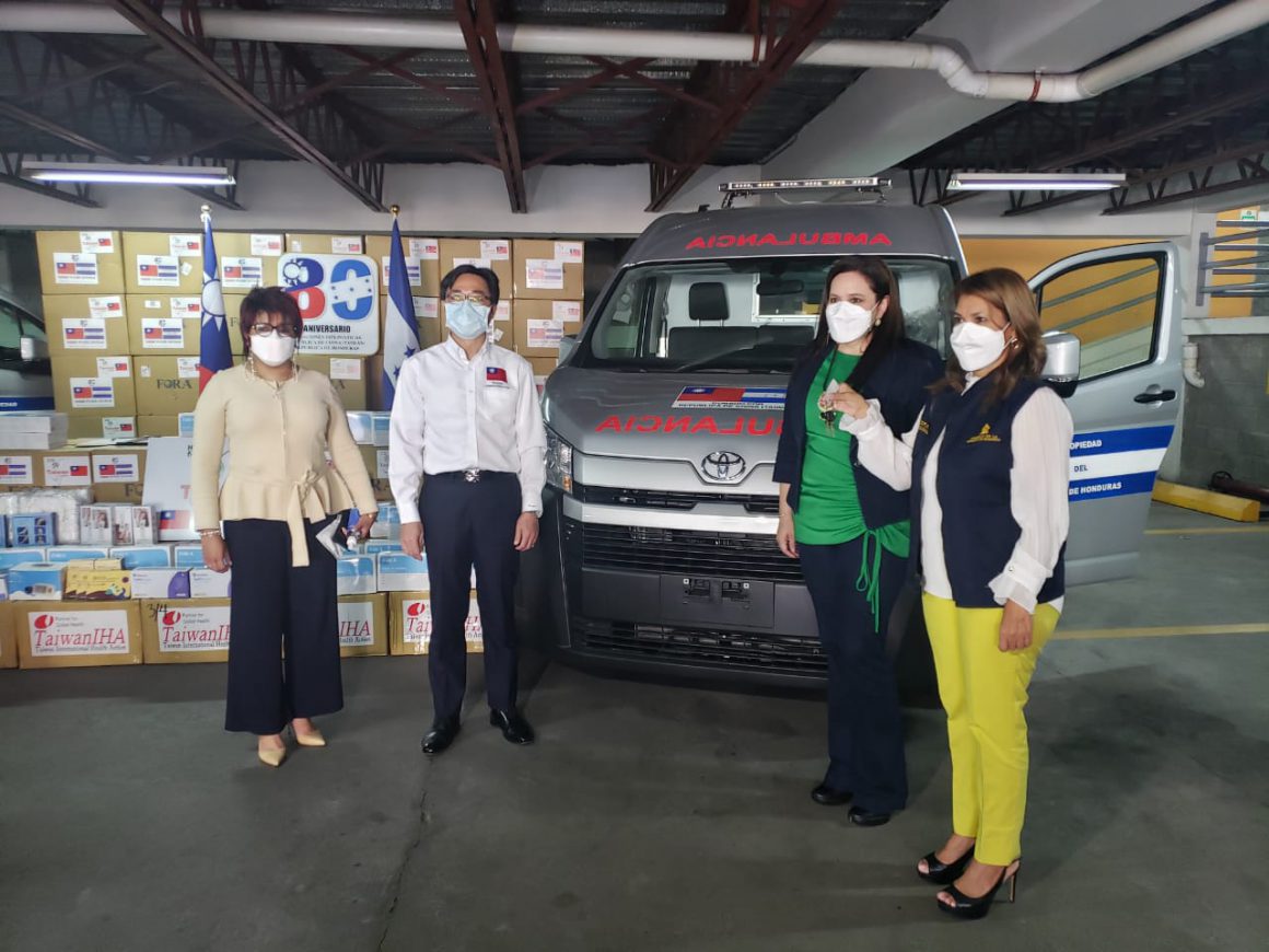 TAIWÁN DONA DOS AMBULANCIAS, MEDICINAS Y BIOSEGURIDAD