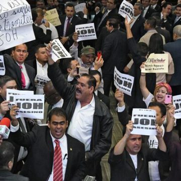 HONDURAS / 30 DIPUTADOS EXIGEN RENUNCIA DE JOH