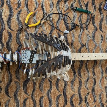 ROQUERO CONVIERTE ESQUELETO DE TÍO EN GUITARRA ELÉCTRICA