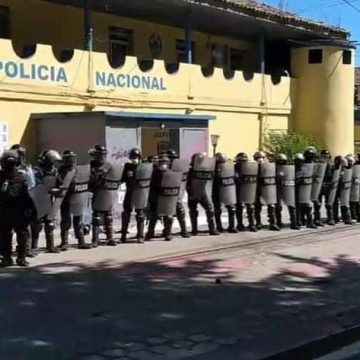 HONDURAS / CON GASES Y BALAS ATACAN A INDIGNADOS POR MUERTE DE ENFERMERA HONDURAS / CON GASES Y BALAS ATACAN A INDIGNADOS POR MUERTE DE ENFERMERA