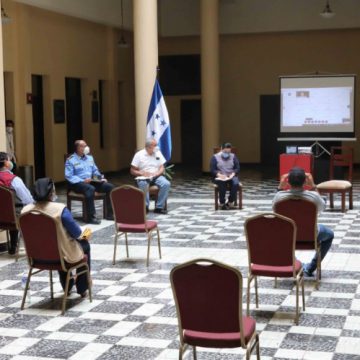 HONDURAS / PROFESIONALES DAN SOLUCIONES; EJECUTIVO SÓLO ESCUCHA