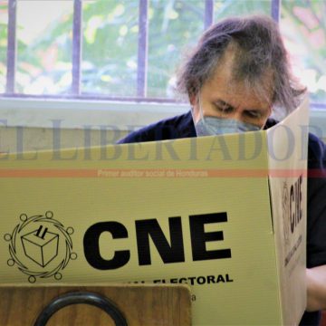 ELECCIONES “ESTILO HONDURAS” 24 HORAS DESPUÉS NO HAY DATOS OFICIALES ELECCIONES “ESTILO HONDURAS” 24 HORAS DESPUÉS NO HAY DATOS OFICIALES