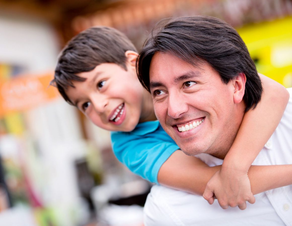 EL PADRE DA LA SEGURIDAD Y GUÍA AL NIÑO PARA ENCARAR EL MUNDO