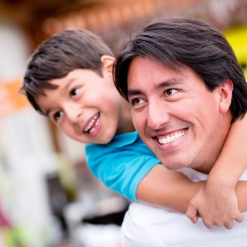 EL PADRE DA LA SEGURIDAD Y GUÍA AL NIÑO PARA ENCARAR EL MUNDO