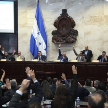 DIPUTADOS «CACHURECOS» RATIFICAN TRAICIÓN A HONDURAS Y NO ENJUICIAN A MAGISTRADOS