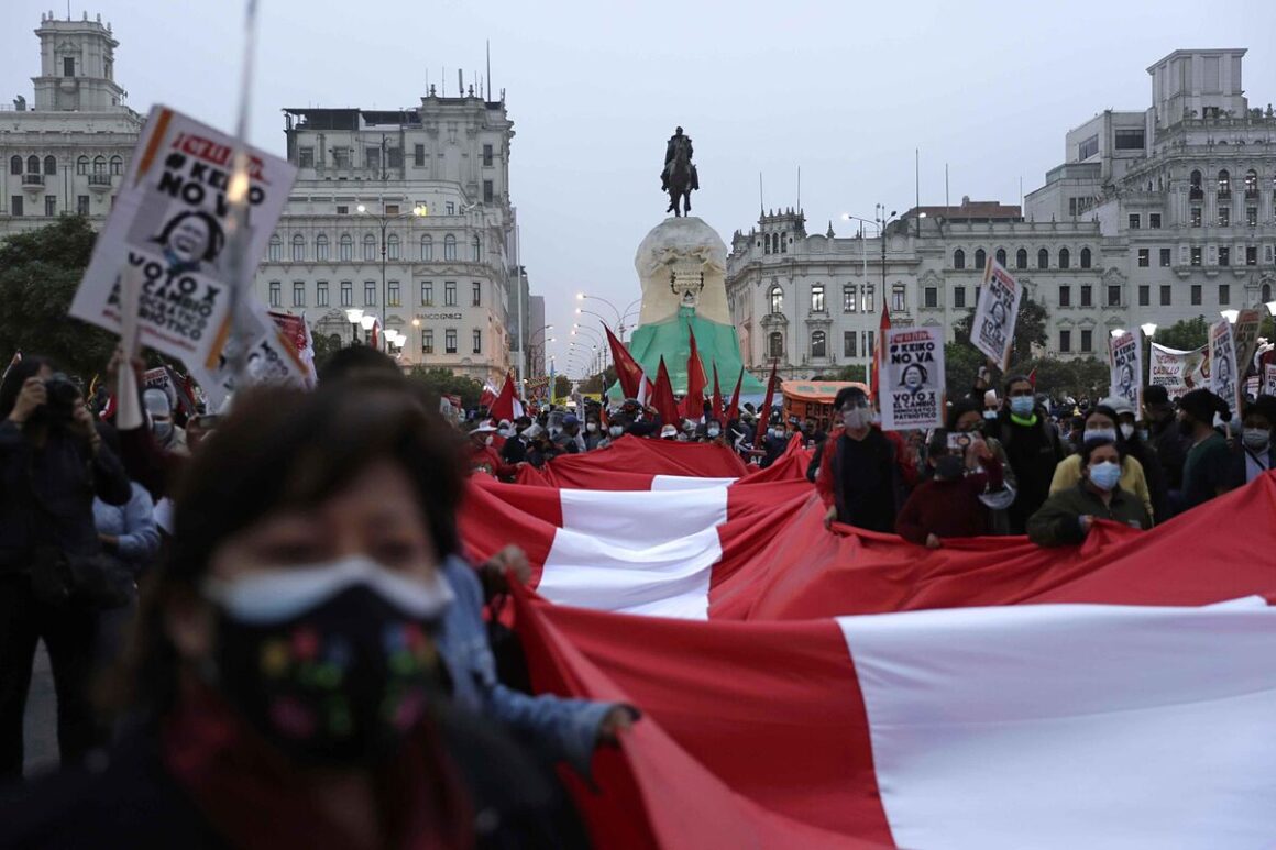 PERÚ / PRESIÓN DE FUJIMORI SUSPENDE DECLARACIÓN, JUSTICIA ELECTORAL DARÁ GANADOR