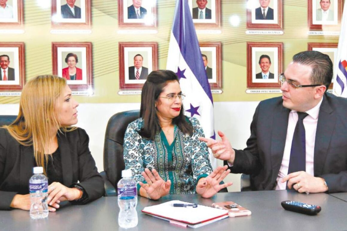 HONDURAS / LAS VALQUIRIAS DEL CONSEJO, CRISIS Y GUILLOTINA EN LA GARGANTA