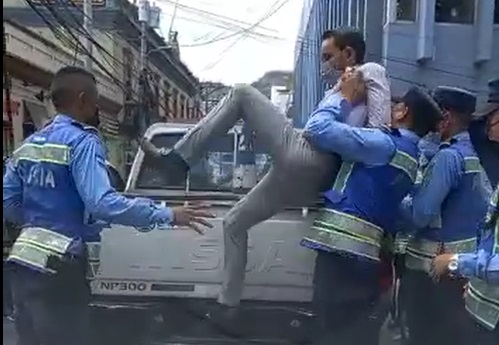 HONDURAS/ ¡BESTIAL! POLICÍAS DE TRÁNSITO AGREDEN Y EXHIBEN PERIODISTA “POR ESTACIONAR MAL” HONDURAS/ ¡BESTIAL! POLICÍAS DE TRÁNSITO AGREDEN Y EXHIBEN PERIODISTA “POR ESTACIONAR MAL”