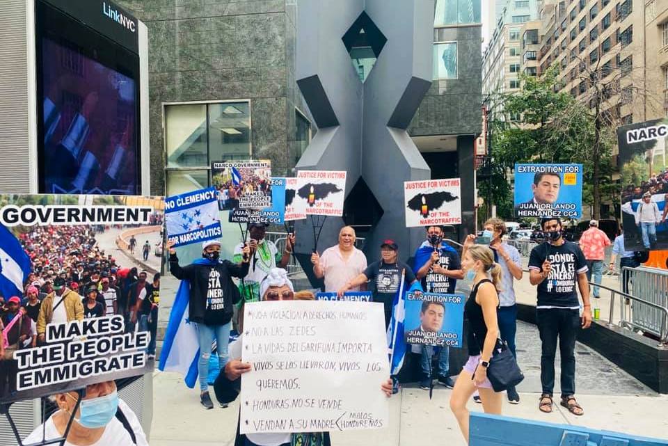 HONDUREÑOS PROTESTAN EN NEW YORK POR “EXTRAORDINARIO” CINISMO DE JOH EN ONU HONDUREÑOS PROTESTAN EN NEW YORK POR “EXTRAORDINARIO” CINISMO DE JOH EN ONU