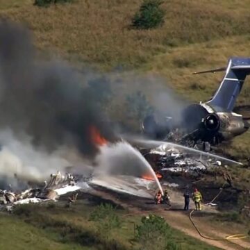 ¡MILAGRO EN HOUSTON! AVIÓN SE ESTRELLA CON 21 PASAJEROS Y TODOS A SALVO
