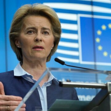 CRITICAN A PRESIDENTA DE COMISIÓN EUROPEA POR VUELO DE MINUTOS EN JET PRIVADO