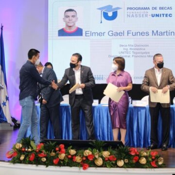 PROYECTO FUNDACIÓN NASSER-UNITEC ENTREGA PRIMERAS 100 BECAS