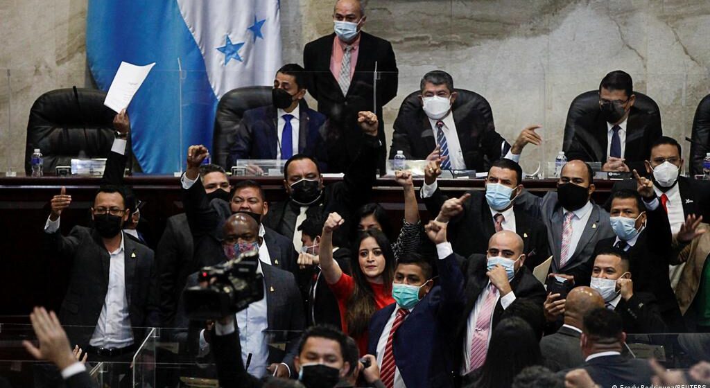 DISIDENTES PIDEN FUSIÓN DE DIRECTIVAS PARA CERRAR CRISIS EN CONGRESO