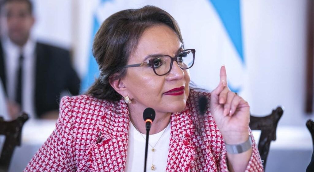 SECTORES QUE AVALARON DICTADURA EXIGEN COMO NUNCA EN 12 AÑOS: PRESIDENTA