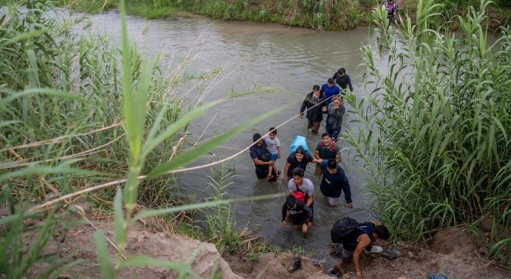 CRISIS MIGRATORIA Y EXILIO DRAMÁTICO, ASÍ CRUZAN EL RÍO GRANDE DE TEXAS