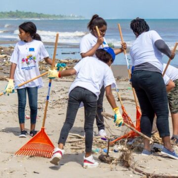 CON AYUDA DE EUROPA, HONDUREÑOS RETIRAN TONELADAS DE BASURA GUATEMALTECA