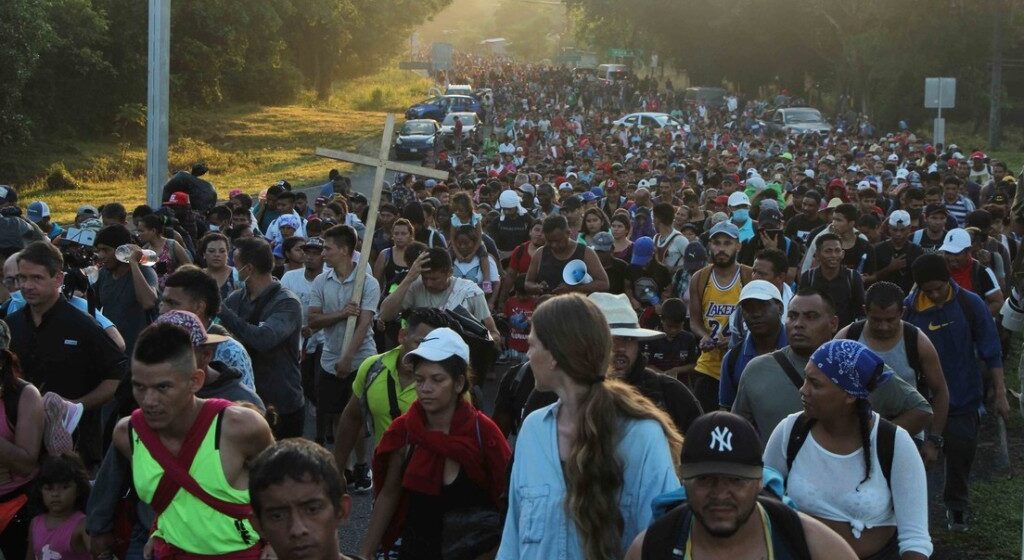 ¡URGENTE! GUARDIA MEXICANA CIERRA PASO A CARAVANA DE MÁS DE 1,000 MIGRANTES