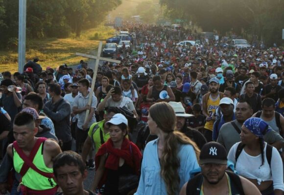 ¡URGENTE! GUARDIA MEXICANA CIERRA PASO A CARAVANA DE MÁS DE 1,000 MIGRANTES ¡URGENTE! GUARDIA MEXICANA CIERRA PASO A CARAVANA DE MÁS DE 1,000 MIGRANTES